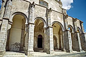 Evora - Igreja de So Francisco. L'imponente facciata con il portico in stile manuelino.